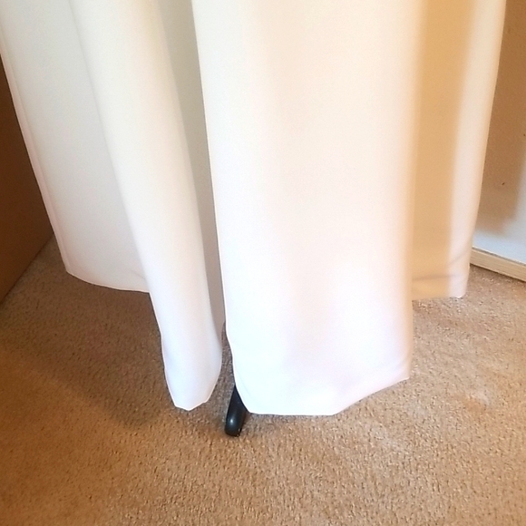 Victor Costa White Formal Gown  with Floral Sweetheart Appliqué Neckline Bodes - Picture 3 of 8